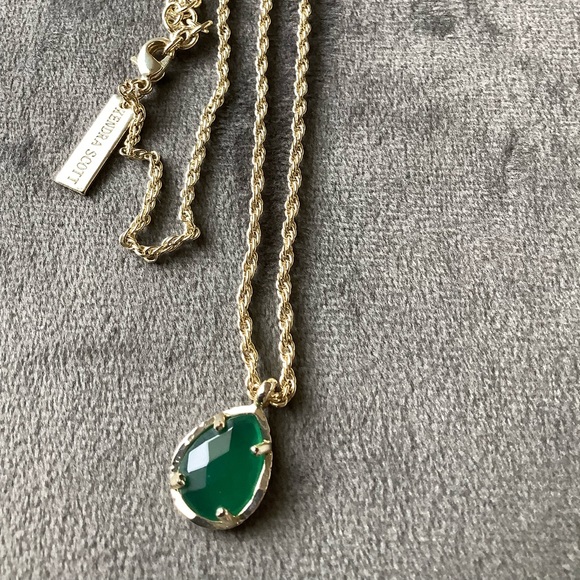 Kendra Scott Green/gold pendant necklace - Picture 4 of 5